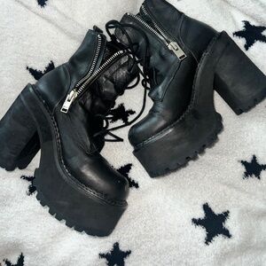 Unif Choke Boot Sz 7